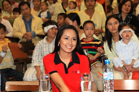 Đầu xuân theo chân Mai Phương Thúy đi làm từ thiện - 12