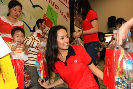 Đầu xuân theo chân Mai Phương Thúy đi làm từ thiện - 1