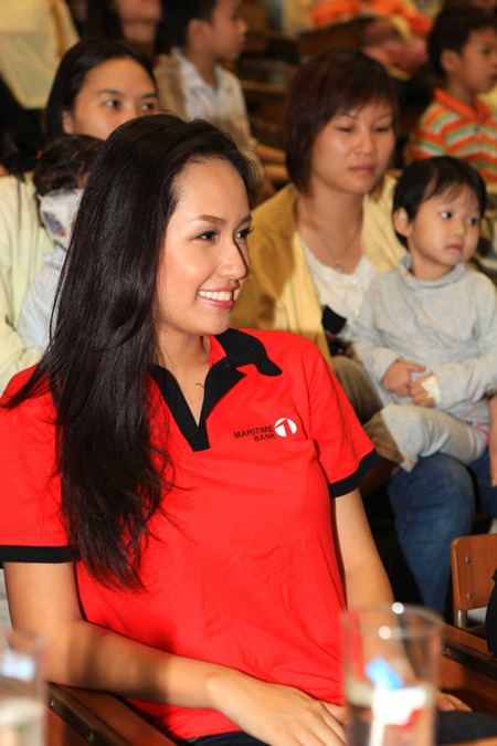 Đầu xuân theo chân Mai Phương Thúy đi làm từ thiện - 3