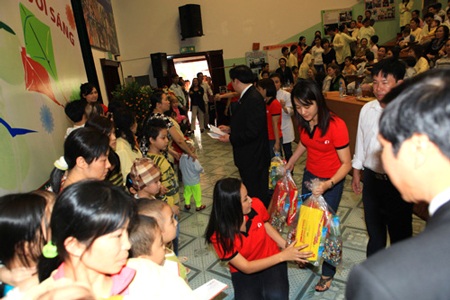 Đầu xuân theo chân Mai Phương Thúy đi làm từ thiện - 7