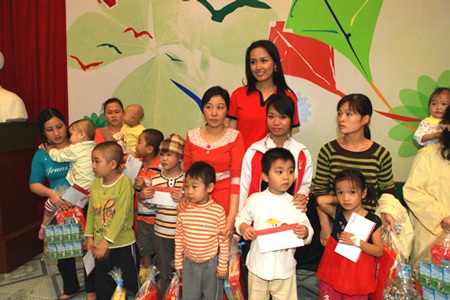 Đầu xuân theo chân Mai Phương Thúy đi làm từ thiện - 9