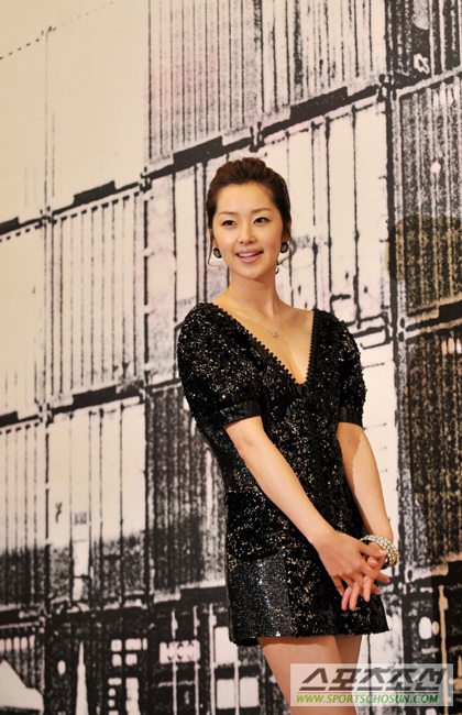 Yoo Min thay ba chiếc váy trong một buổi họp báo - 7