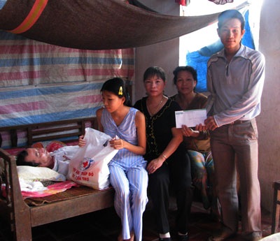 Trao quà cho “Những người nghèo không mong Tết” - 3 Trao quà cho “Những người nghèo không mong Tết” - 3