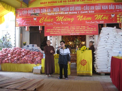 Chùa Cần Linh trao quà Tết cho người kém may mắn - 9