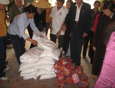 Chùa Cần Linh trao quà Tết cho người kém may mắn - 6