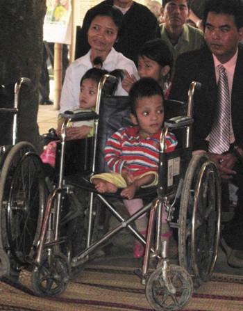 Chùa Cần Linh trao quà Tết cho người kém may mắn - 3