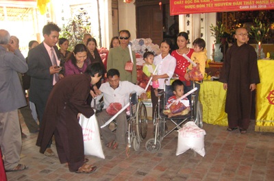Chùa Cần Linh trao quà Tết cho người kém may mắn - 2
