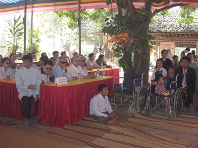 Chùa Cần Linh trao quà Tết cho người kém may mắn - 4