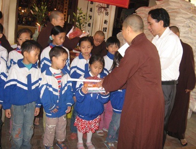 Chùa Cần Linh trao quà Tết cho người kém may mắn - 7