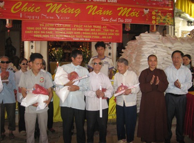 Chùa Cần Linh trao quà Tết cho người kém may mắn - 8