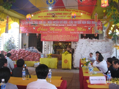 Chùa Cần Linh trao quà Tết cho người kém may mắn - 5