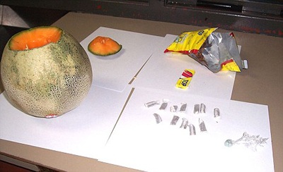 Giấu thuốc phiện trong quả dưa vàng - 1