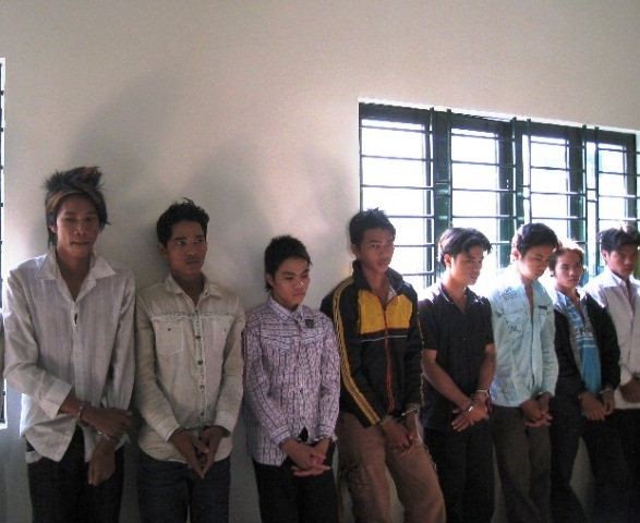 Bắt băng cướp toàn công nhân, thợ hồ - 1 Bắt băng cướp toàn công nhân, thợ hồ - 1