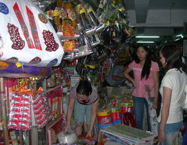 Người Hà Nội tấp nập sắm sửa Tết ông Công, ông Táo - 5 Người Hà Nội tấp nập sắm sửa Tết ông Công, ông Táo - 5
