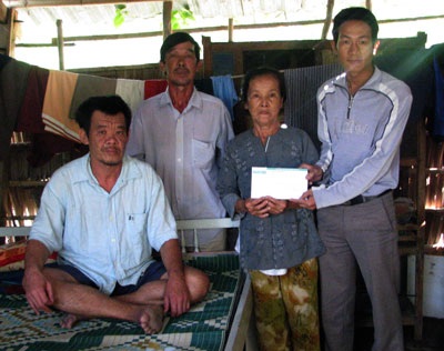 Trao quà cho “Những người nghèo không mong Tết” - 2 Trao quà cho “Những người nghèo không mong Tết” - 2