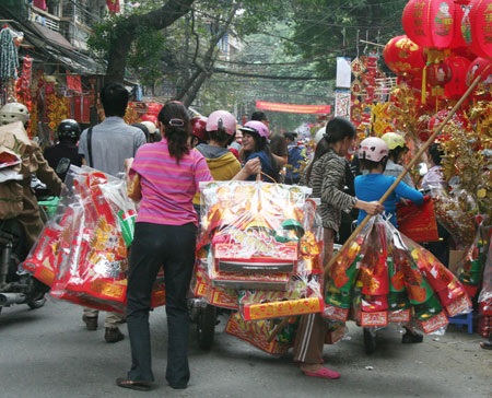 Người Hà Nội tấp nập sắm sửa Tết ông Công, ông Táo - 2 Người Hà Nội tấp nập sắm sửa Tết ông Công, ông Táo - 2