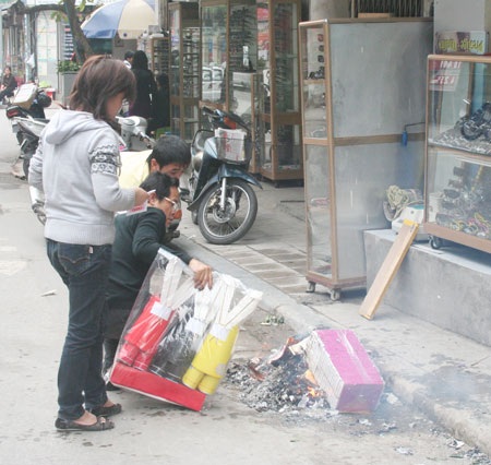 Người Hà Nội tấp nập sắm sửa Tết ông Công, ông Táo - 4 Người Hà Nội tấp nập sắm sửa Tết ông Công, ông Táo - 4