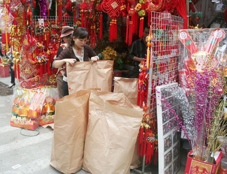 Người Hà Nội tấp nập sắm sửa Tết ông Công, ông Táo - 1 Người Hà Nội tấp nập sắm sửa Tết ông Công, ông Táo - 1