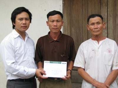 Gia đình cháu bé não úng thủy nhận quà Tết Nhân ái    - 1