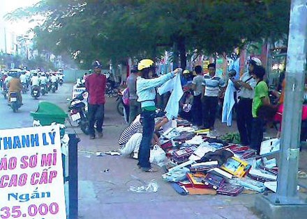 Cuối năm ào ạt hàng vỉa hè giá rẻ  - 1