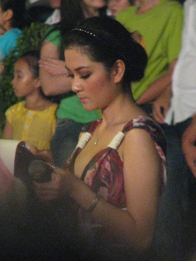 Ngắm Hoa hậu Nguyễn Thị Huyền ở bến Ninh Kiều  - 1