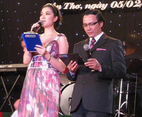 Ngắm Hoa hậu Nguyễn Thị Huyền ở bến Ninh Kiều  - 2