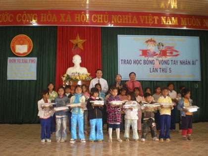 Nối tiếp hành trình “Vòng tay nhân ái” lần 5 - 2 Nối tiếp hành trình “Vòng tay nhân ái” lần 5 - 2