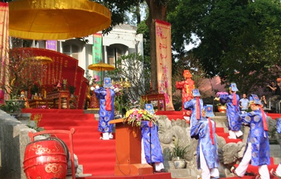 Hàng ngàn Kiều bào dâng hương tại Hoàng Thành Thăng Long - 1 Hàng ngàn Kiều bào dâng hương tại Hoàng Thành Thăng Long - 1