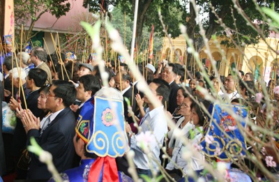Hàng ngàn Kiều bào dâng hương tại Hoàng Thành Thăng Long - 2 Hàng ngàn Kiều bào dâng hương tại Hoàng Thành Thăng Long - 2