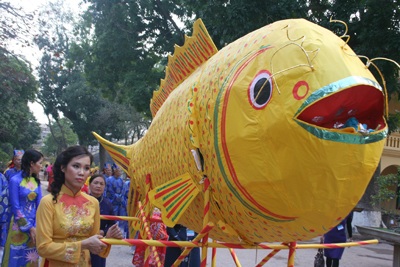 Hàng ngàn Kiều bào dâng hương tại Hoàng Thành Thăng Long - 3 Hàng ngàn Kiều bào dâng hương tại Hoàng Thành Thăng Long - 3