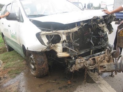 Taxi Mai Linh nổ lốp lao xuống ruộng, 3 người nhập viện  - 1