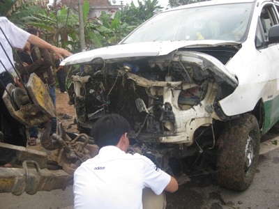 Taxi Mai Linh nổ lốp lao xuống ruộng, 3 người nhập viện  - 2