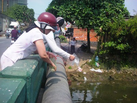 Sông hồ lại “no” rác sau Tết ông Táo - 2