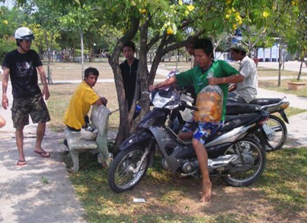 Sông hồ lại “no” rác sau Tết ông Táo - 4