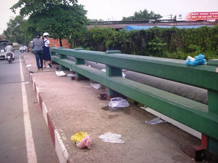 Sông hồ lại “no” rác sau Tết ông Táo - 5