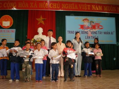 Nối tiếp hành trình “Vòng tay nhân ái” lần 5 - 1 Nối tiếp hành trình “Vòng tay nhân ái” lần 5 - 1