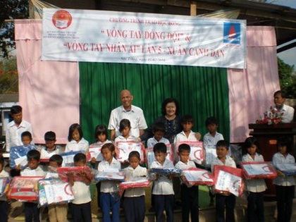 Nối tiếp hành trình “Vòng tay nhân ái” lần 5 - 3 Nối tiếp hành trình “Vòng tay nhân ái” lần 5 - 3