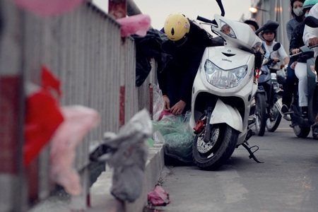 “Rác tâm linh” vấy bẩn cầu Chương Dương - 2