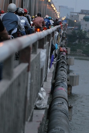 “Rác tâm linh” vấy bẩn cầu Chương Dương - 17