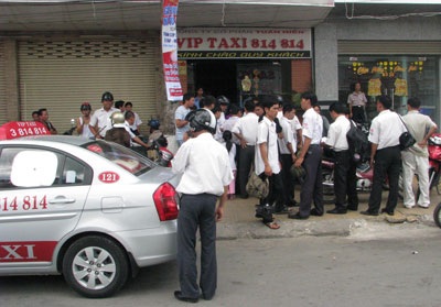 Các tài xế taxi VIP đồng loạt trả lại xe - 1 Các tài xế taxi VIP đồng loạt trả lại xe - 1