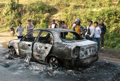 Xe 4 chỗ cháy rụi, 5 người thoát chết - 1