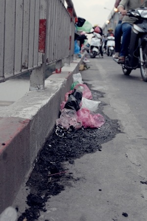 “Rác tâm linh” vấy bẩn cầu Chương Dương - 13