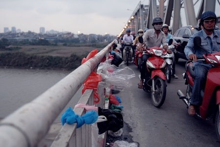 “Rác tâm linh” vấy bẩn cầu Chương Dương - 14