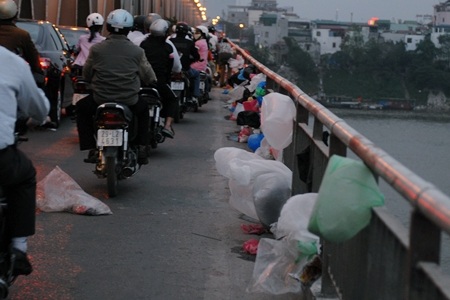 “Rác tâm linh” vấy bẩn cầu Chương Dương - 15