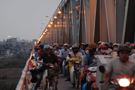 “Rác tâm linh” vấy bẩn cầu Chương Dương - 16