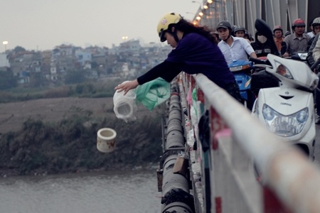 “Rác tâm linh” vấy bẩn cầu Chương Dương - 3