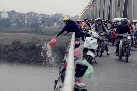“Rác tâm linh” vấy bẩn cầu Chương Dương - 4