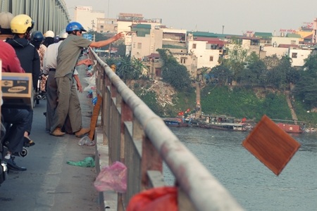 “Rác tâm linh” vấy bẩn cầu Chương Dương - 6