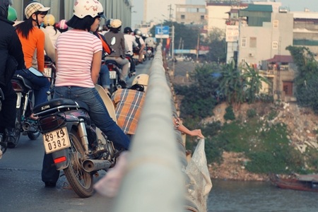 “Rác tâm linh” vấy bẩn cầu Chương Dương - 7