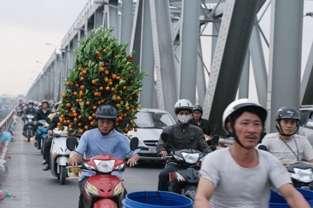 “Rác tâm linh” vấy bẩn cầu Chương Dương - 1